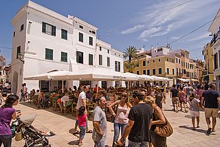 Geschäftiges Treiben auf den Plätzen in Ciutadella